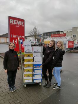 Tanzgruppe Delicia erhält Spende vom Rewe Markt Simon in Staufenberg