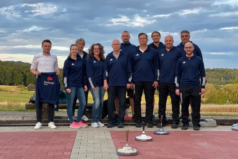 SwissLife neuer Textilsponsor bei den Eisstockschützen